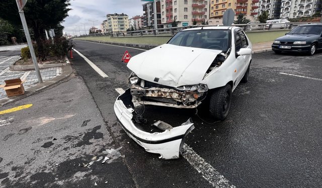 Hastane Kavşağında İki Otomobil Çarpıştı
