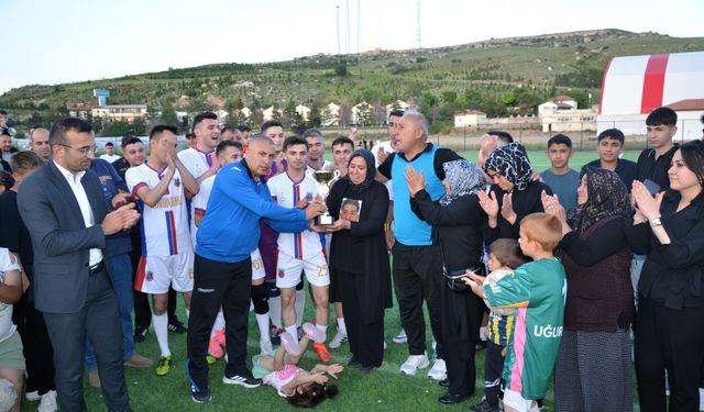 Kozaklı’da Şampiyonluk Kupası Caner Özer’in Annesine Takdim Edildi