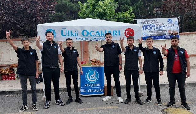 Ülkü Ocakları sınav öncesi ikramda bulundu
