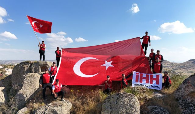 Nevşehir'de Şehitler İçin Zirveye Bayrak Taşıdılar