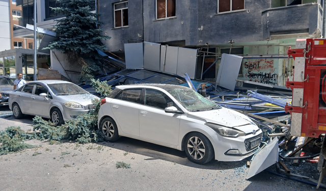 Nevşehir'de Metruk Binada Çökme: İki Araç Hasar Gördü