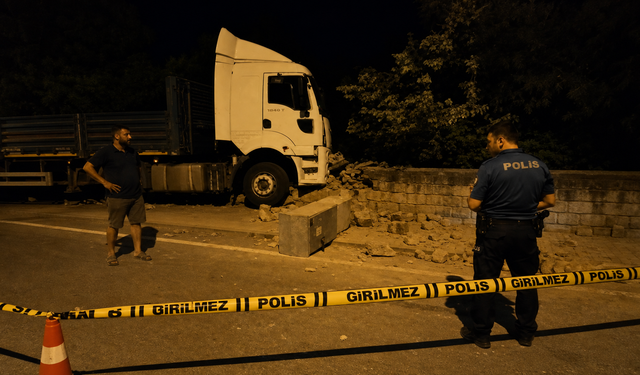 Kozaklı'da TIR Evin Bahçesine Girdi