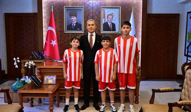 Vali Kök, Nevşehir Spor Futbol Okulları’nın Genç Sporcularını Kabul Etti