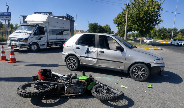 Otomobil ile Motosiklet Çarpıştı: 1 Yaralı