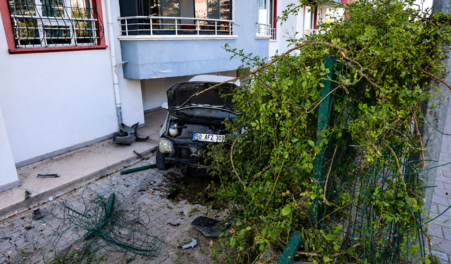 Nevşehir’de Otomobil Bahçeye Uçtu: 1 Yaralı