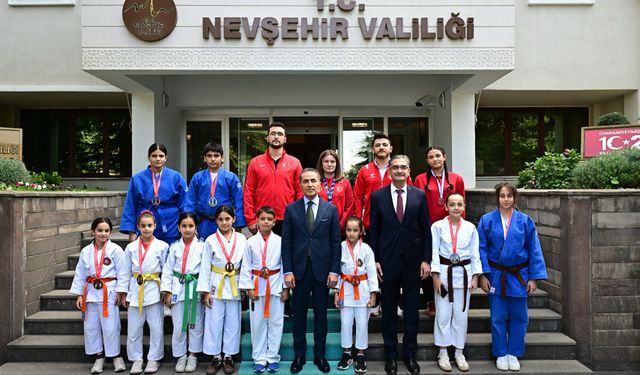 Nevşehirli Şampiyonlar Vali Kök’ü Ziyaret Etti