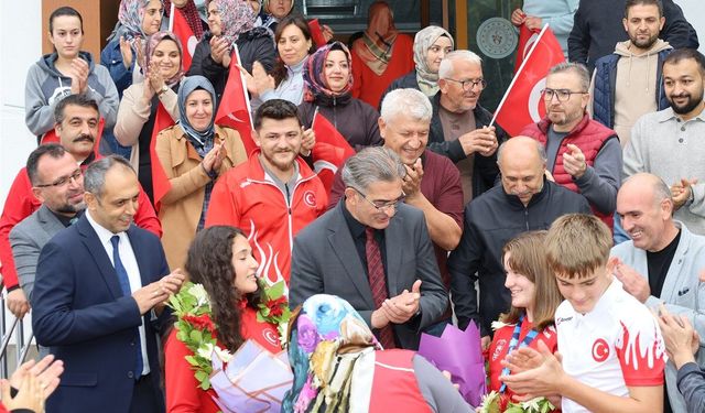 Milli Güreşçiler Nevşehir’e Gururla Döndü!
