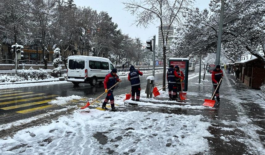 Nevşehir'de Yol ve Kaldırımlarda Kar Temizliği