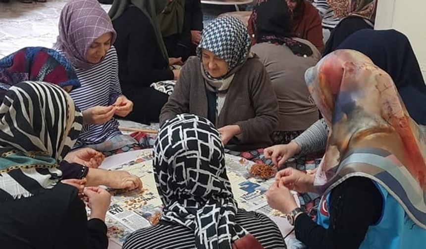 Nevşehir'de kadınlar, depremzedelere iftar için mantı büktü