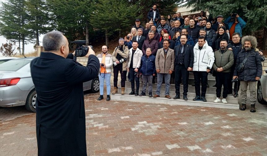 Bu Kez Vali Fidan Gazetecilerin Fotoğrafını Çekti