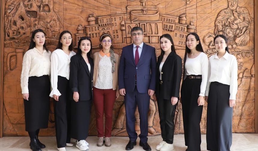 Kazakistan Ulusal Kadın Pedagoji Üniversitesi Öğrencileri Rektör Aktekin’i Ziyaret Etti