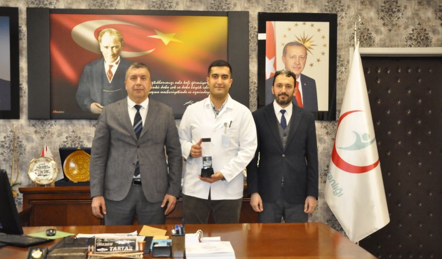 Nevşehir'de görevli Dr. Yılmaztürk'e vefa ve fedakarlık ödülü