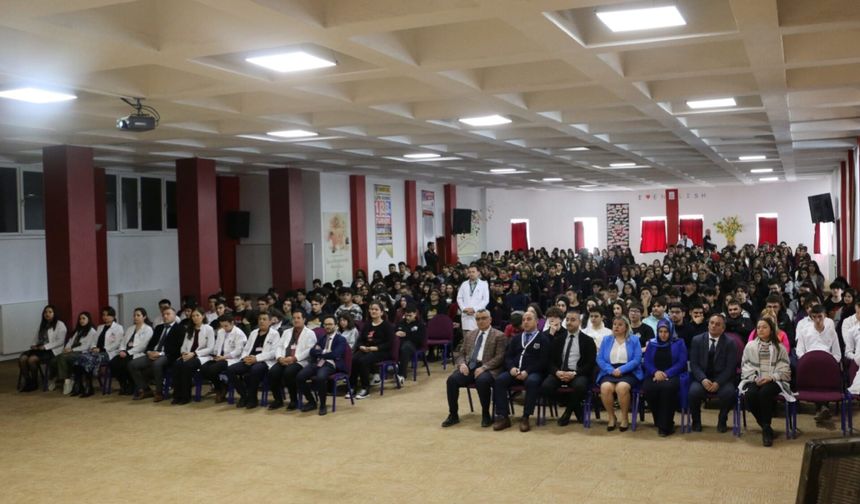 Altınyıldız Koleji Fen ve Anadolu Lisesinde Çanakkale Zaferimizin 109. Yılı Coşkuyla Kutlandı