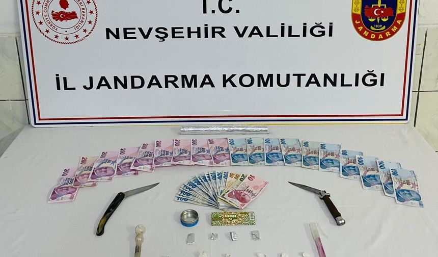 Gülşehir'de otomobilde uyuşturucu ele geçirildi: 3 gözaltı