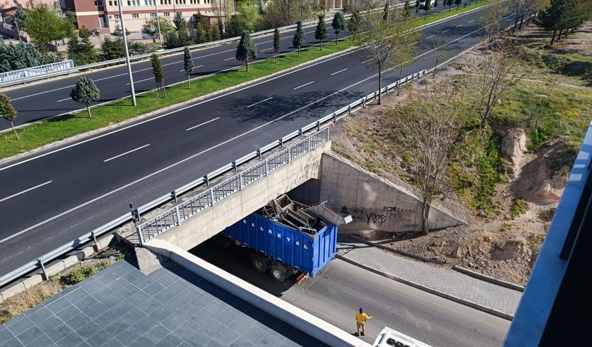 Nevşehir'de hurda taşıyan kamyon köprüye sıkıştı
