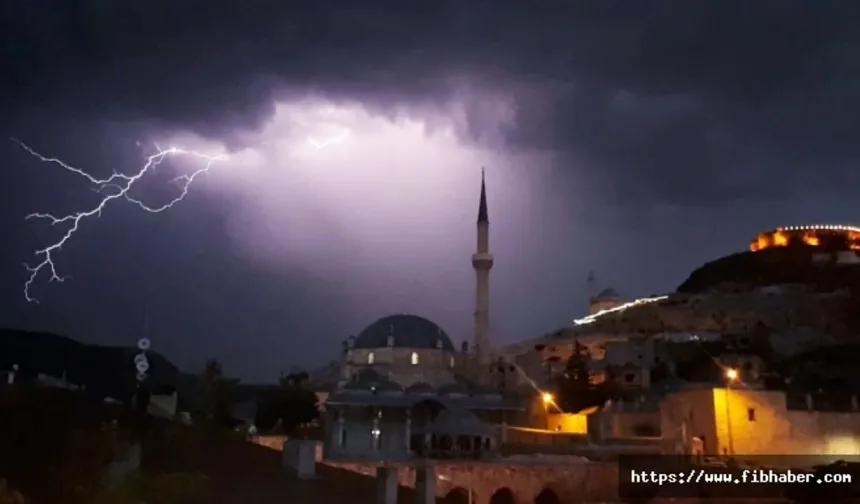 Nevşehir'de çakan şimşekler geceyi aydınlattı