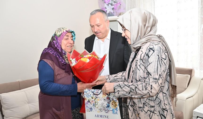 Nevşehir Valisi ve eşi, Anneler Günü'nde şehit anneleriyle buluştu
