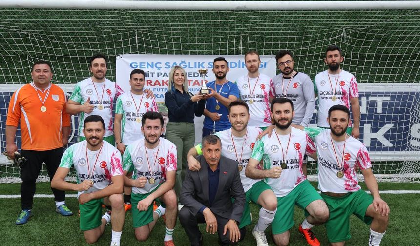 Anlamlı kupa Nevşehir Genç Sağlık-Sen'in