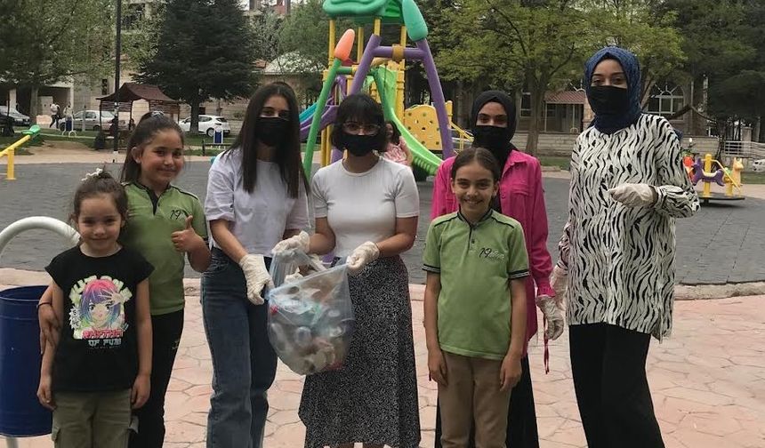 Nevşehir'de üniversite öğrencileri çöp topladı