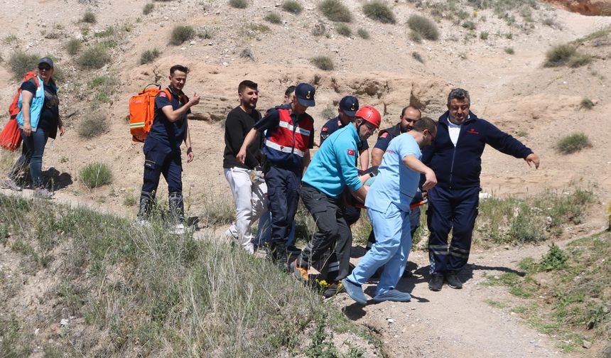 Kapadokya'da turist çıktığı peribacasından düştü