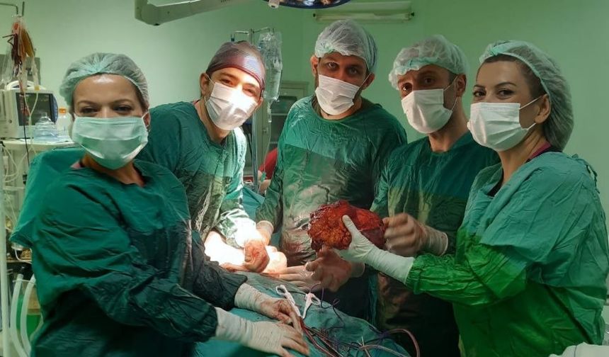 Nevşehir'de böbreğinden 22 cm’lik tümör çıkarıldı
