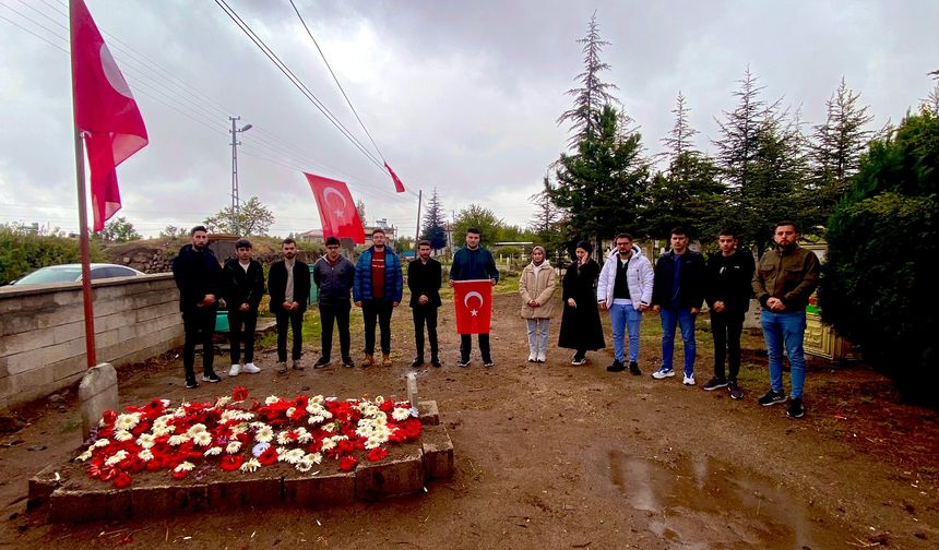 AK Gençlikten Nevşehirli şehit Toktaş’ın kabrine ziyaret