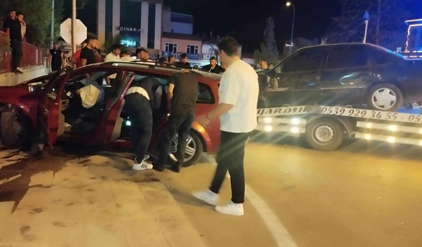 Nevşehir'in Kozaklı ilçesinde İki araç çarpıştı