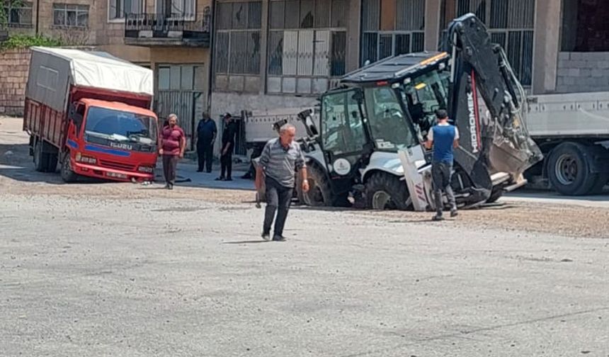 Nevşehir'de çöken yola önce kamyonet sonra kepçe düştü