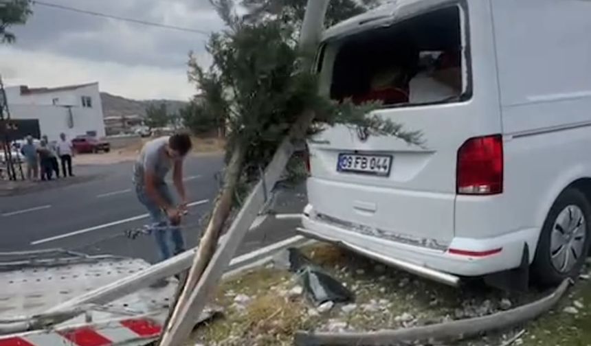 Nevşehir'de kontrolden çıkan minibüs elektrik direğine çarptı