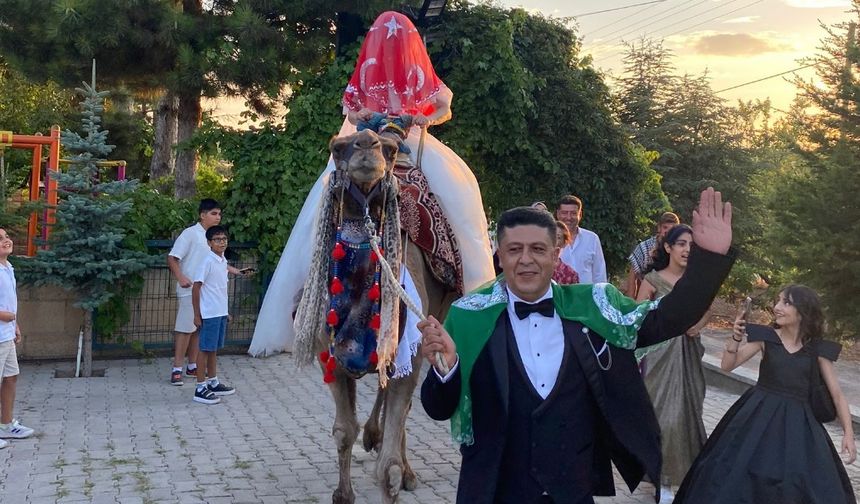Nevşehir'de genç çift, düğüne "Deveyle" geldi