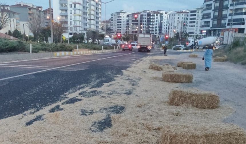 Nevşehir'de saman balyaları yola döküldü