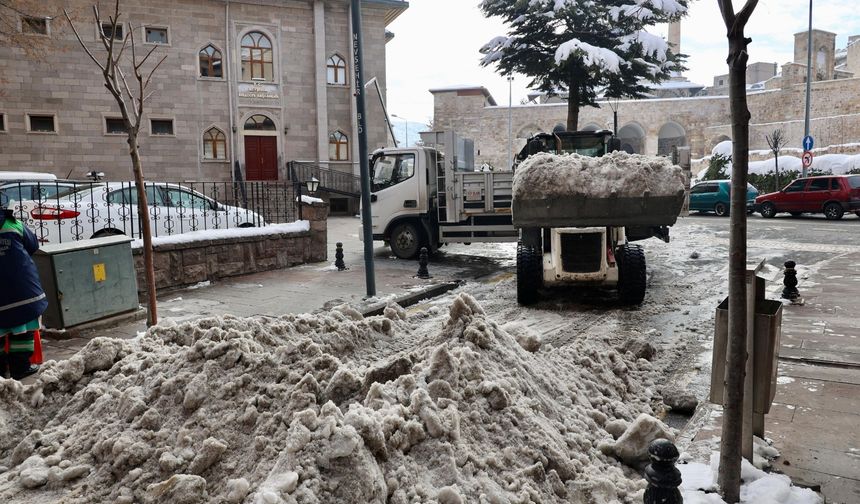 Nevşehir Belediye caddesi ve ana arterlerde kar temizliği yapılıyor