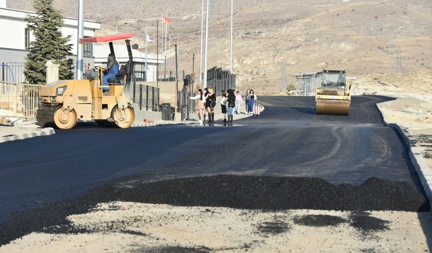 Ürgüp Kız Öğrenci Yurdunun yolu sıcak asfalt yapıldı