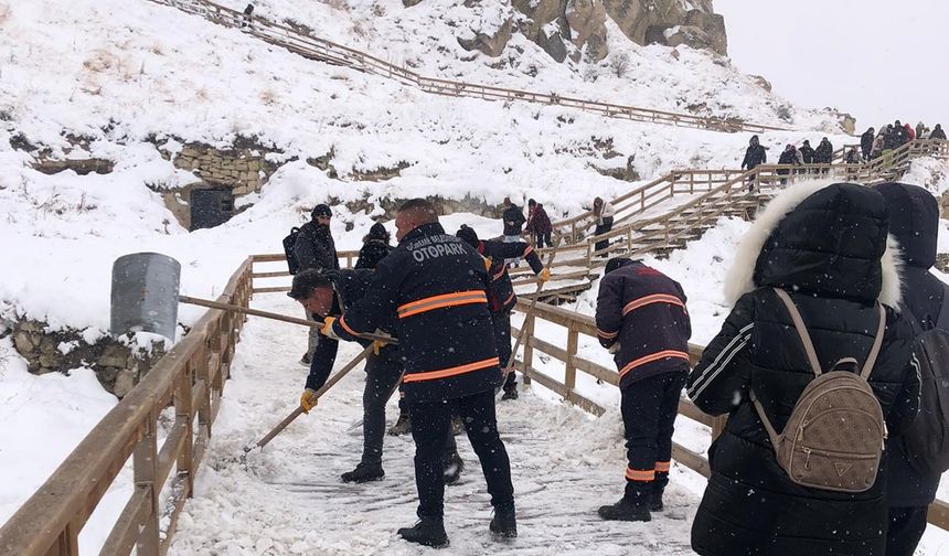 Göreme Belediyesi ahşap merdivenleri temizledi