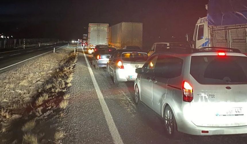 Nevşehir - Aksaray kara yolu'nda tır makasladı: Ulaşım 1 saat aksadı