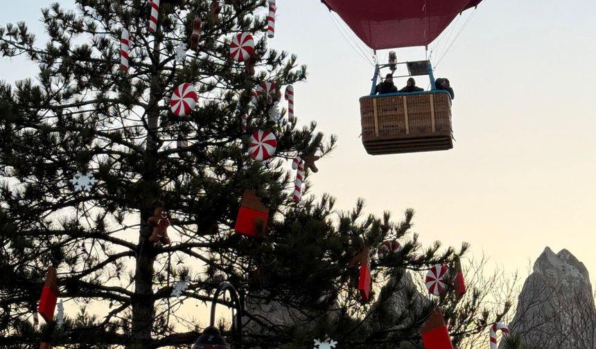 Kapadokya'nın en büyük Noel ağacı yılbaşı için süslendi