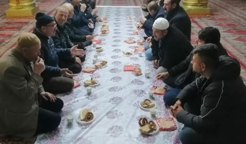 Nevşehir'in Özlüce köyünde süt ikramı geleneği Berat Kandilinde de sürdü