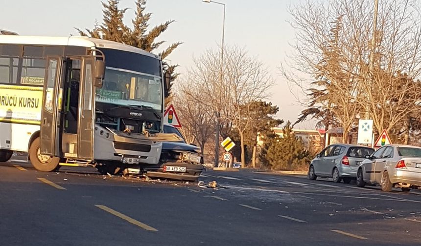 Nevşehir'de Halk Otobüsü İle Otomobil Çarpıştı