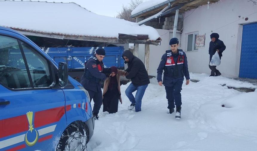 Nevşehir'in o köyünde kar yağışı nedeniyle hastaneye gidemedi, Jandarma yetişti!