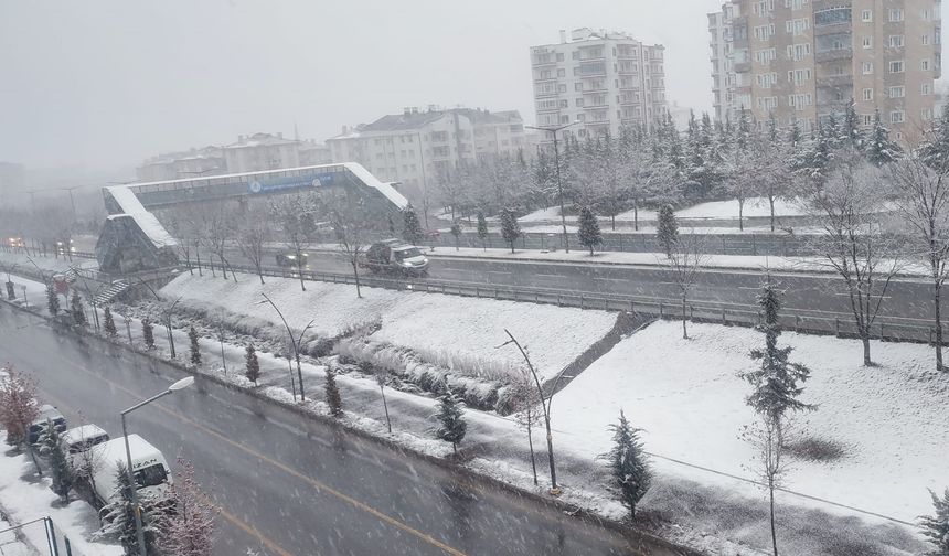 Nevşehir'de beklenen kar yağışı başladı