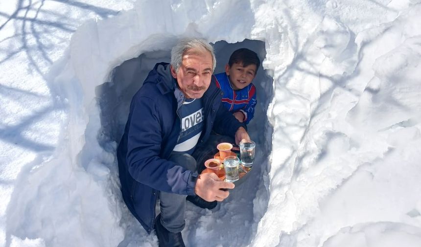 Nevşehir'de kardan yaptıkları 'Eskimo evi'nde kahve keyfi