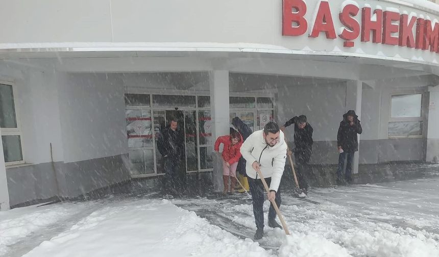 Nevşehir Devlet Hastanesi girişinde kar temizliği