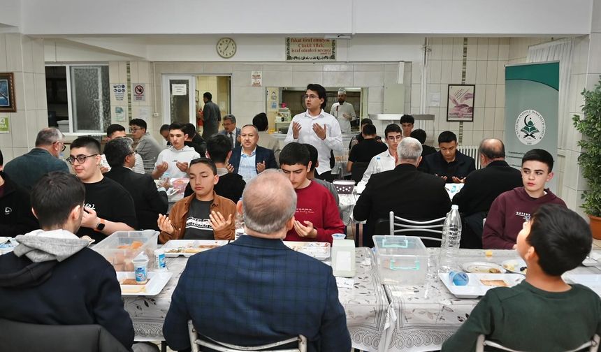 Vali Fidan, İmam Hatipli öğrencilerle birlikte iftar açtı