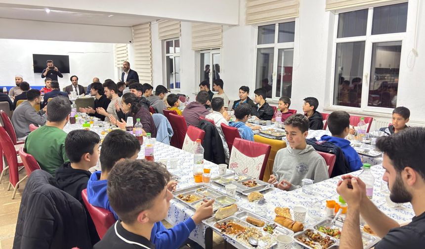 Üniversiteliler Ortahisar'da hafızlarla iftar yaptı