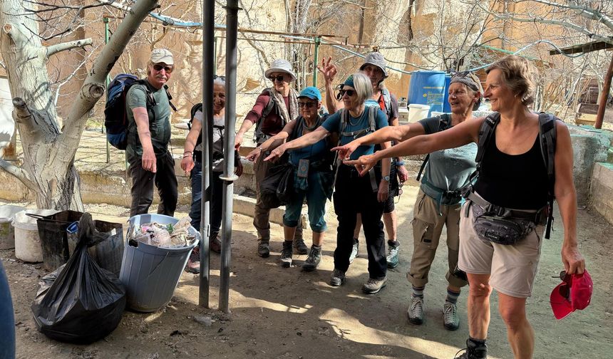 Kapadokya'da turistler ve rehberler vadide çöp topladı