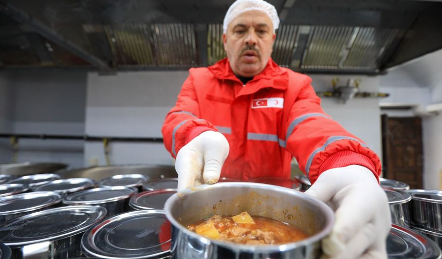 Nevşehir aşevi 2025’in ilk iftar yemeklerini dağıttı