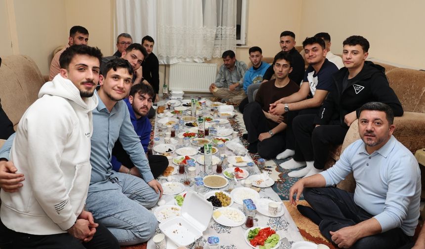 Başkan Rasim Arı, Öğrenci Evinde Sahur Yaptı