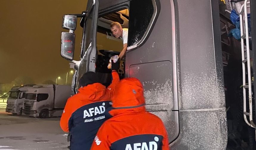 Nevşehir AFAD yolda kalanlara kumanya dağıttı