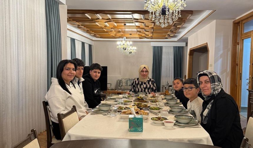 Vali eşi, iki aile ile konakta iftar yaptı