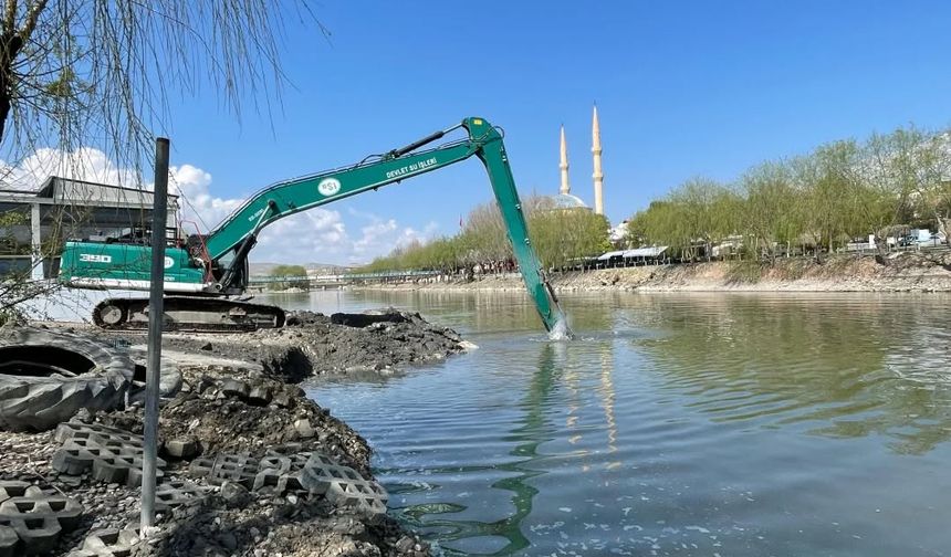 Avanos’ta Kızılırmak Nehri'nde Temizlik ve Islah Çalışması Yapıldı